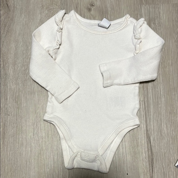 4/$30 Old Navy White Ruffled Long Sleeve Baby Onesie 12-18M - Picture 1 of 1